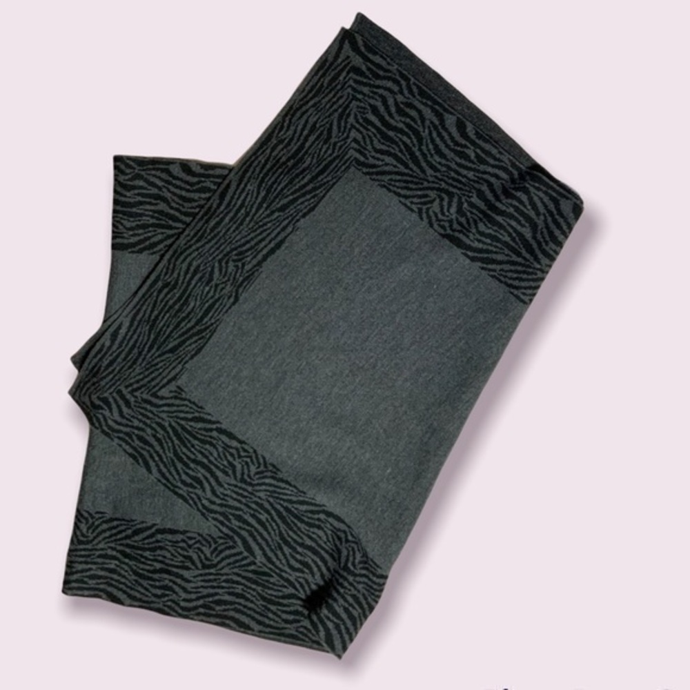 reversible wrap scarf‎ Animal Tiger stripe print gray finely knit